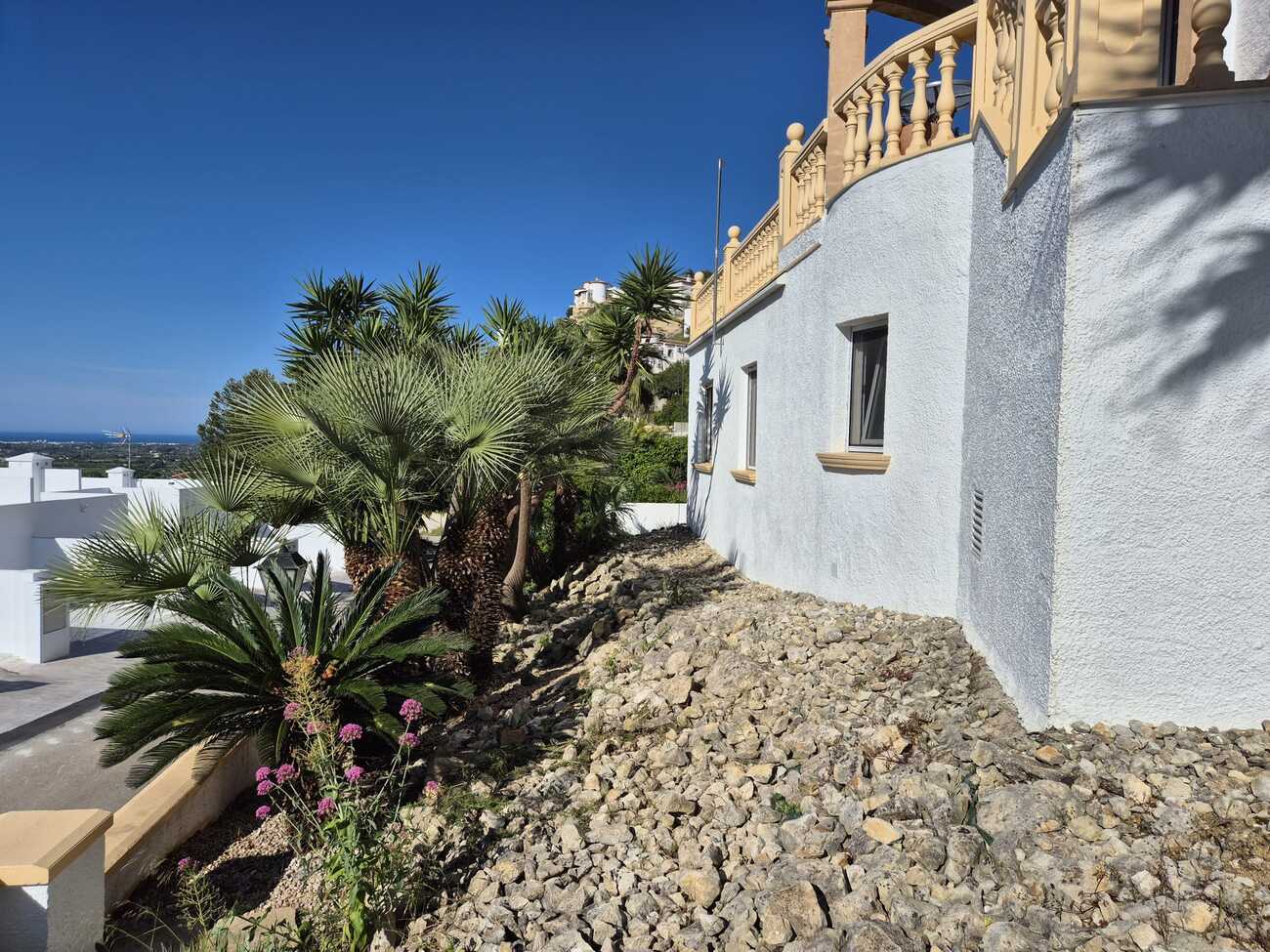 Pool area in villa for sale in Pedreguer