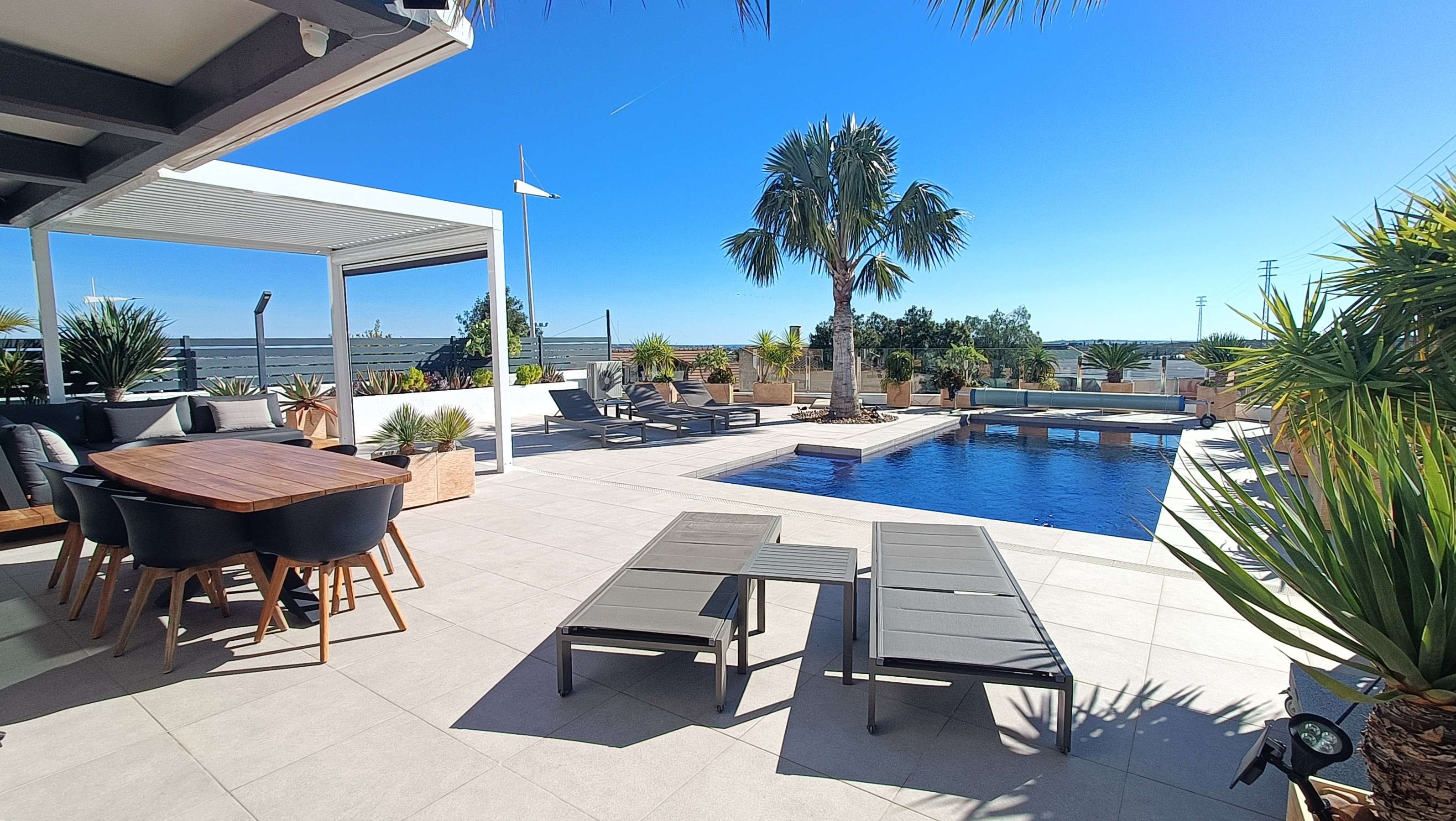 Bedroom in villa for sale in Algorfa