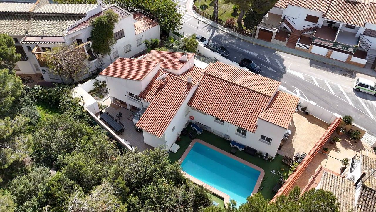 Pool area in villa for sale in Dehesa de Campoamor