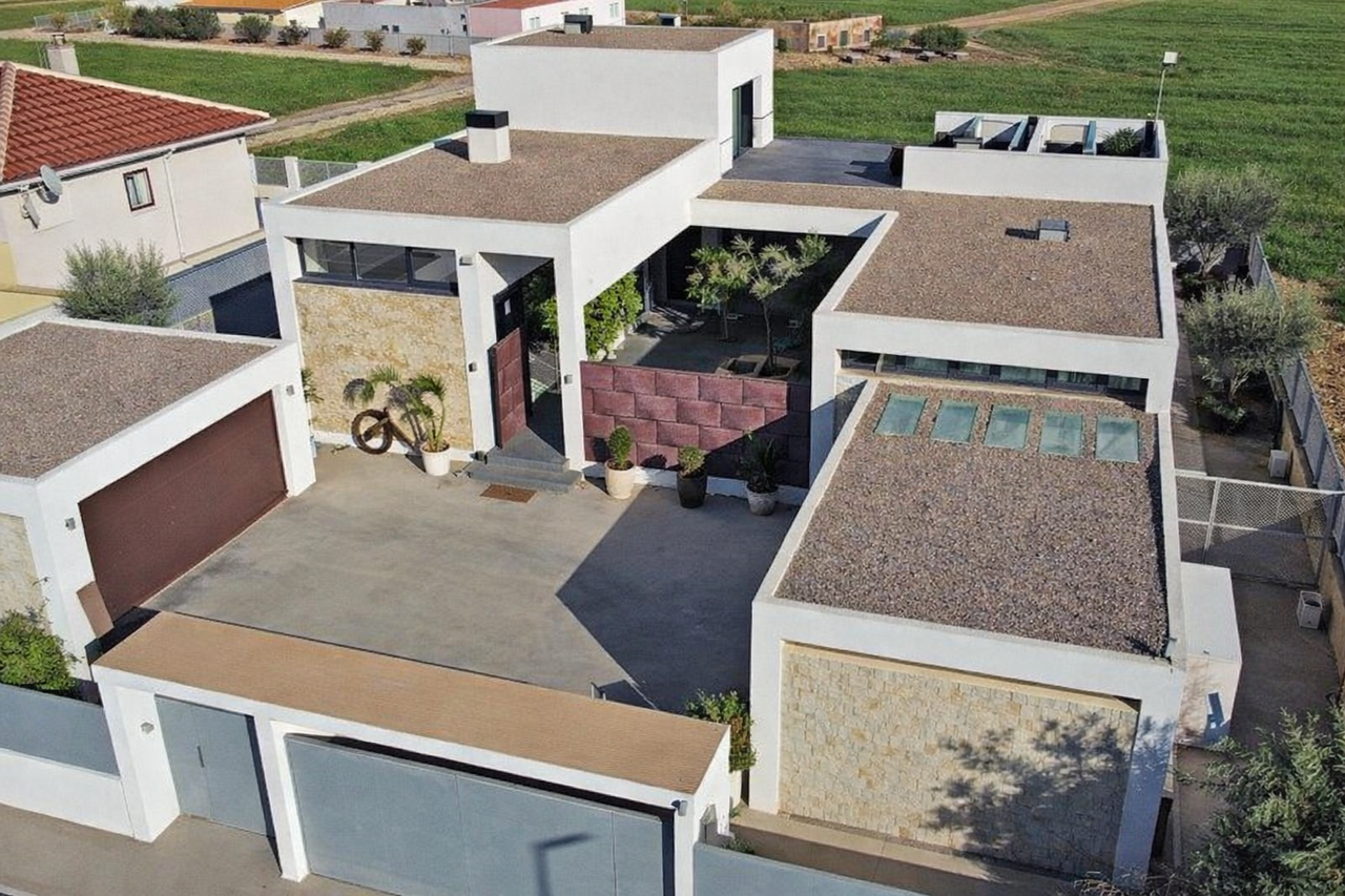 We are proud to present this fantastic family home in the heart of Las Lomas del Rame