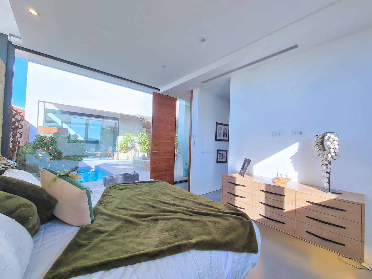 Master bedroom in villa for sale in Los Alcazares