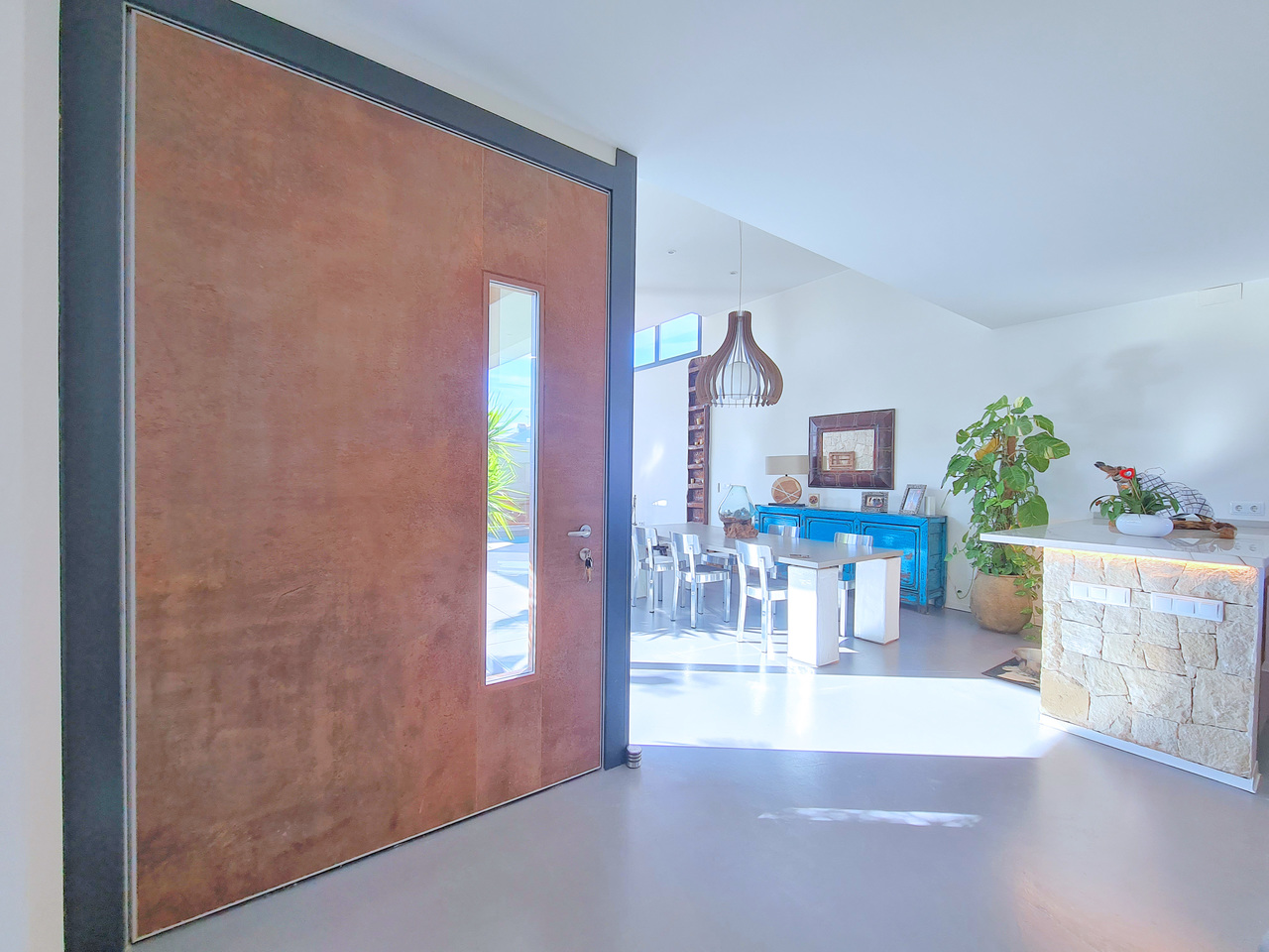 We are proud to present this fantastic family home in the heart of Las Lomas del Rame