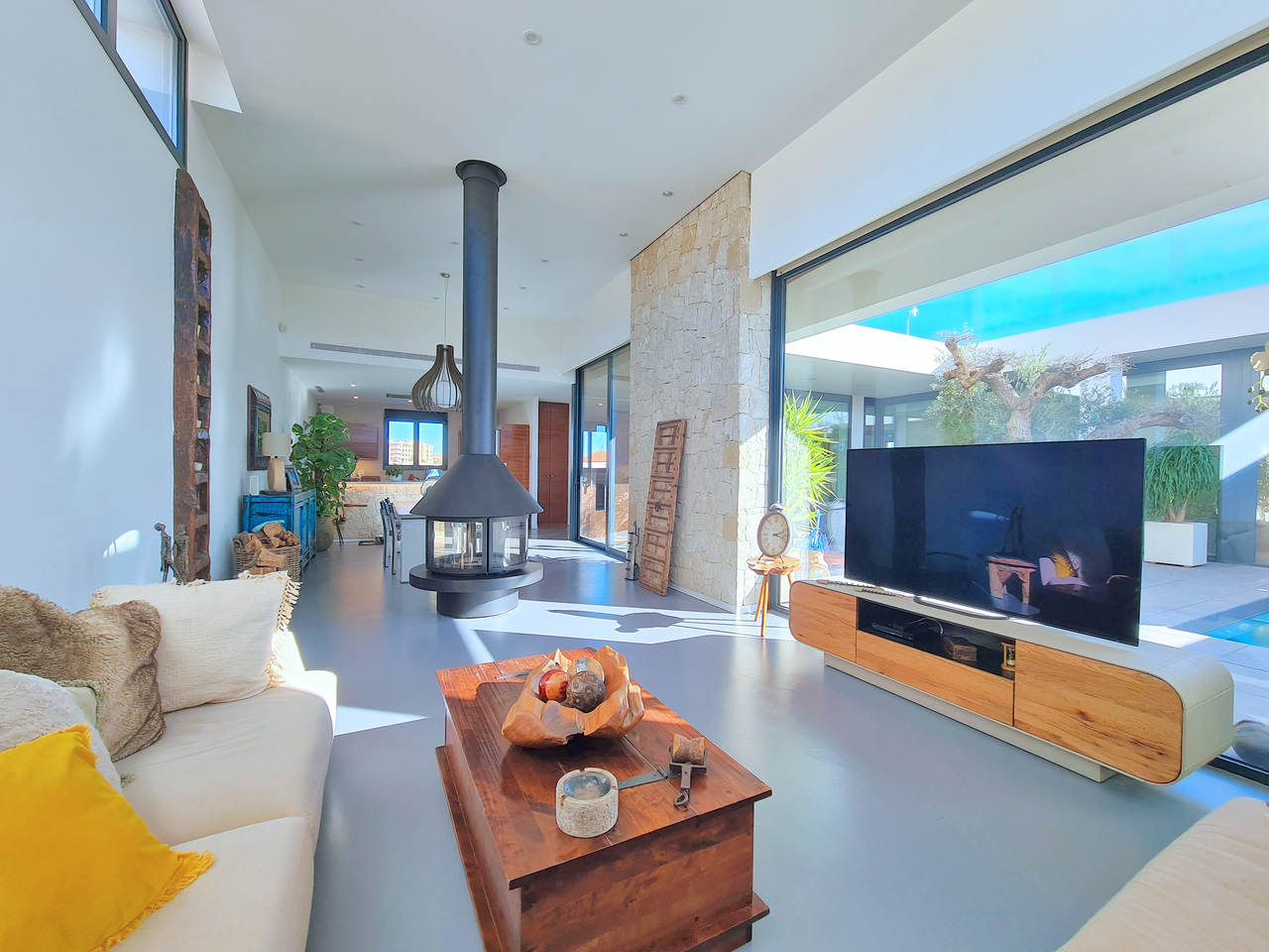 We are proud to present this fantastic family home in the heart of Las Lomas del Rame