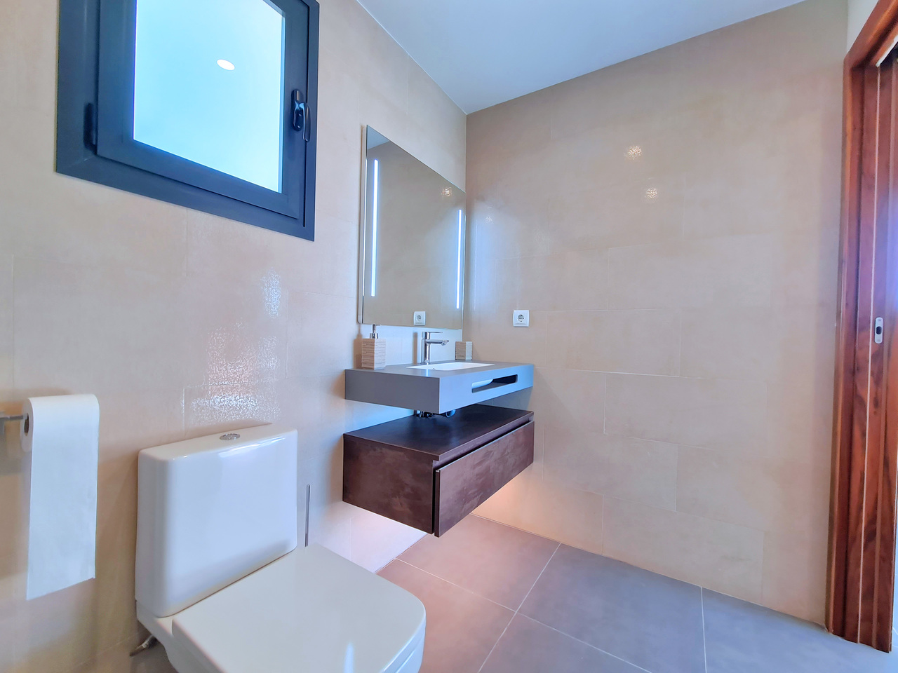Master bedroom in villa for sale in Los Alcazares