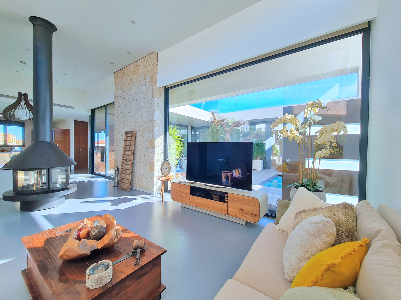 We are proud to present this fantastic family home in the heart of Las Lomas del Rame
