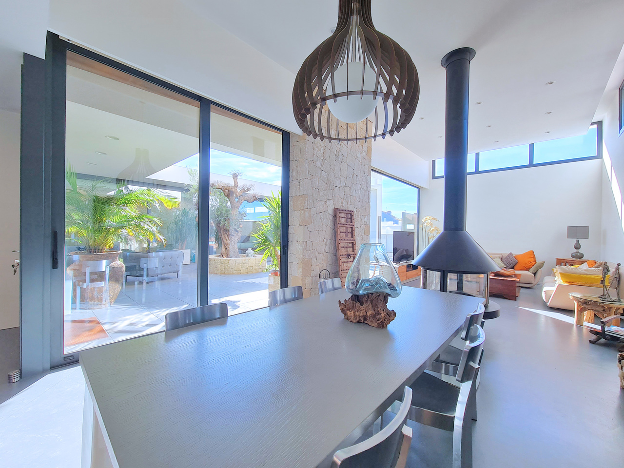 We are proud to present this fantastic family home in the heart of Las Lomas del Rame