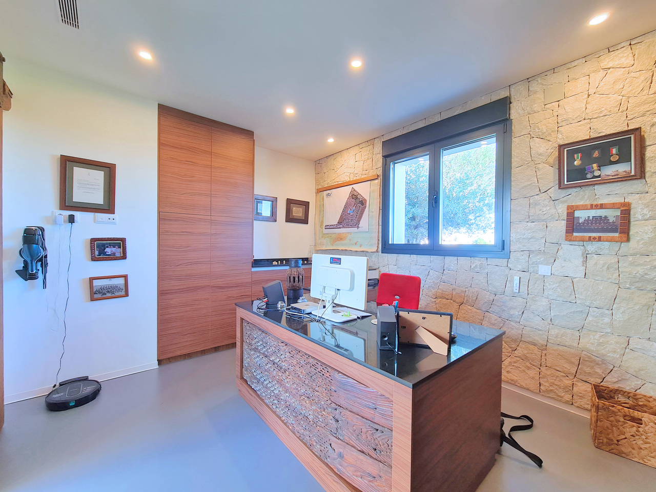 Bedroom in villa for sale in Los Alcazares
