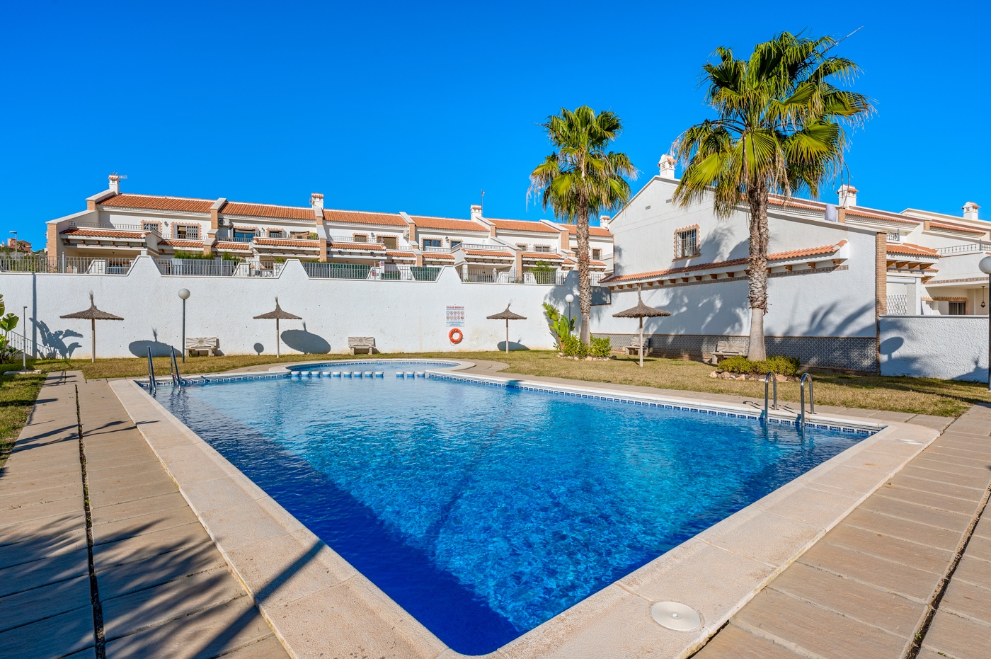 Charming townhouse with garden in Villas María – San Miguel de Salinas This very well-maintained tow