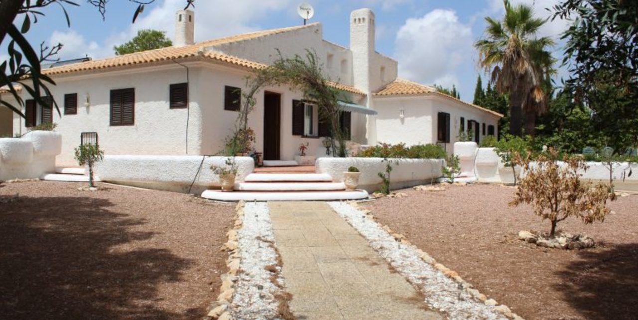 Garden in villa for sale in Cabo Roig