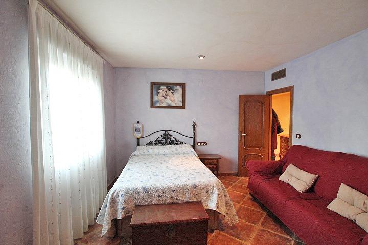 Master bedroom in villa for sale in Formentera del Segura