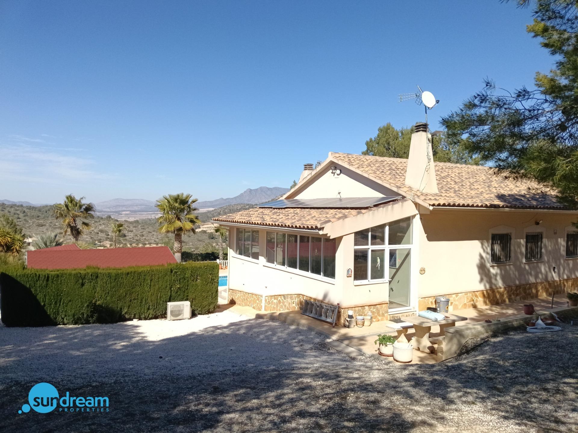 Master bedroom in villa for sale in Abanilla