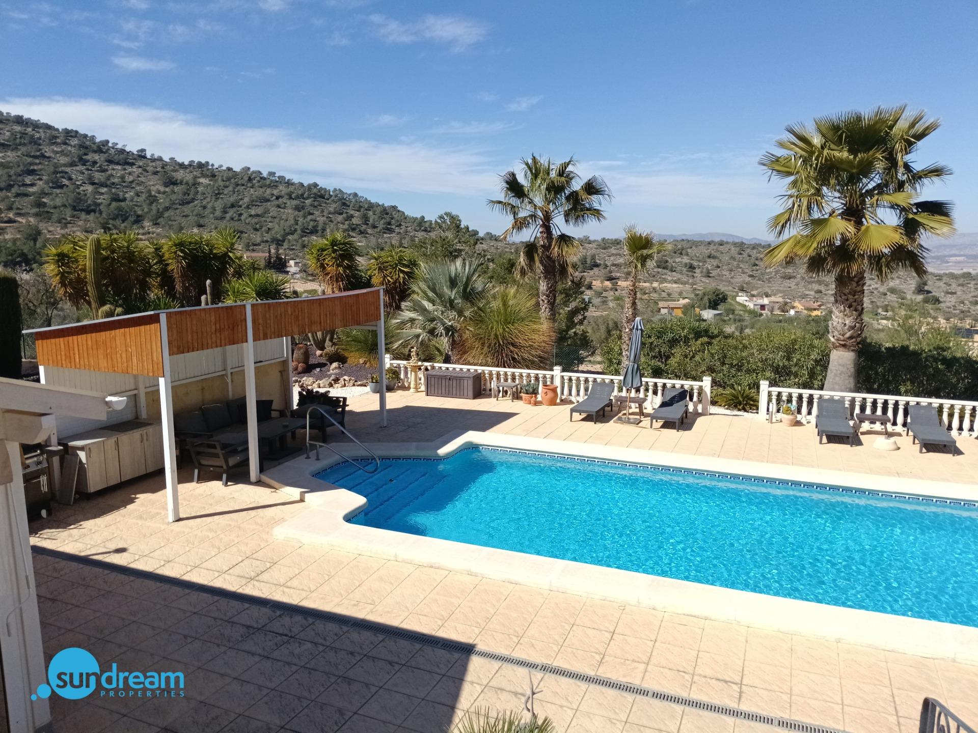 Garden in villa for sale in Abanilla