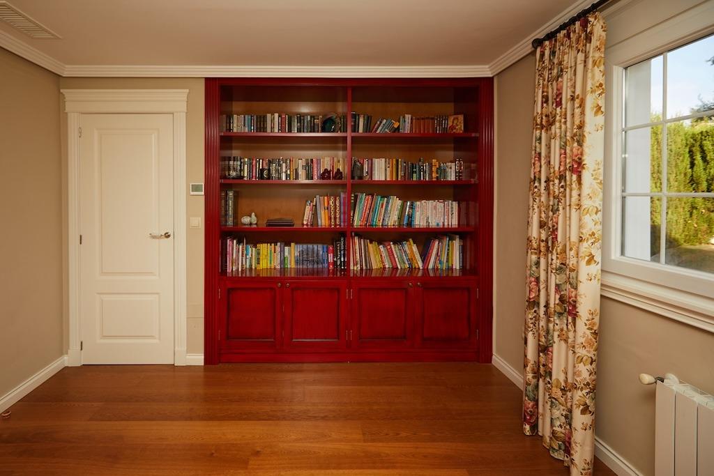 Master bedroom in villa for sale in Rojales