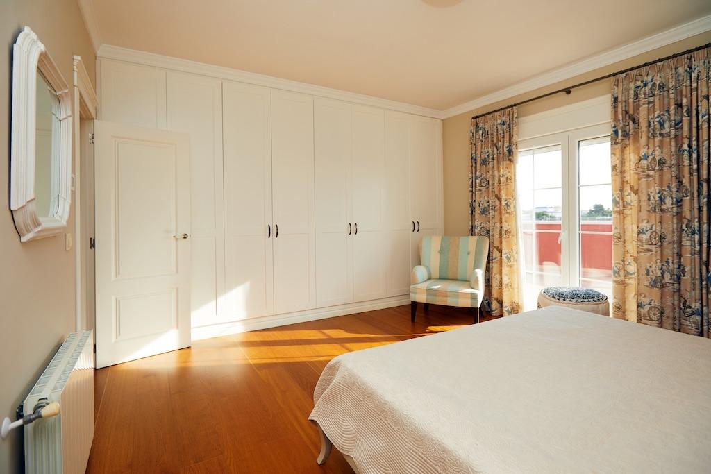 Bedroom in villa for sale in Rojales