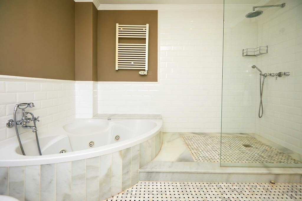 Master bedroom in villa for sale in Rojales