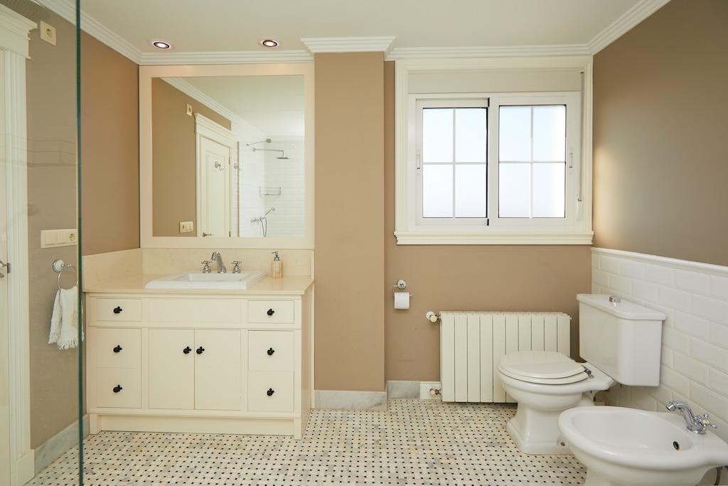 Bathroom in villa for sale in Rojales