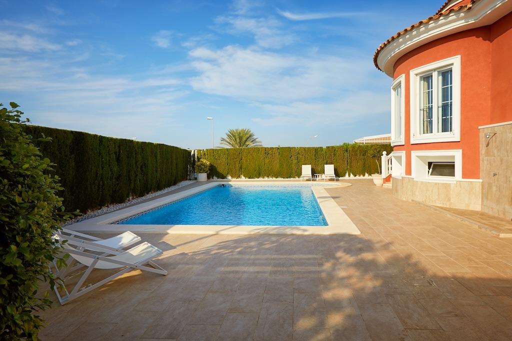 Master bedroom in villa for sale in Rojales