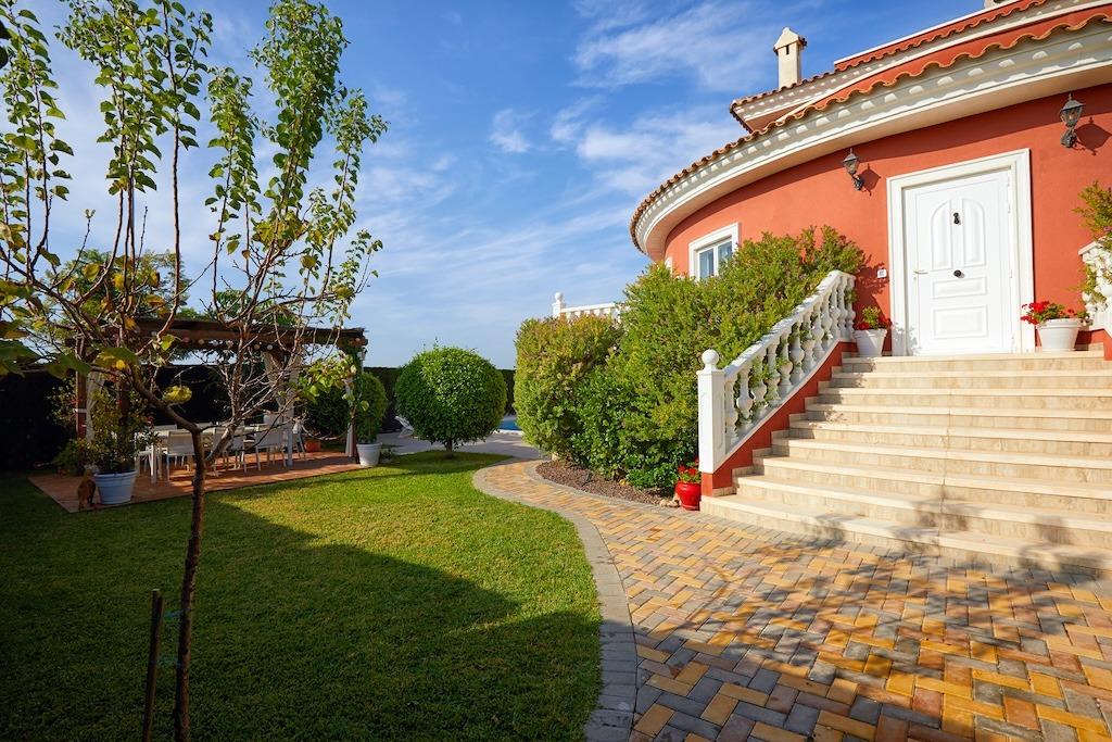 Bedroom in villa for sale in Rojales
