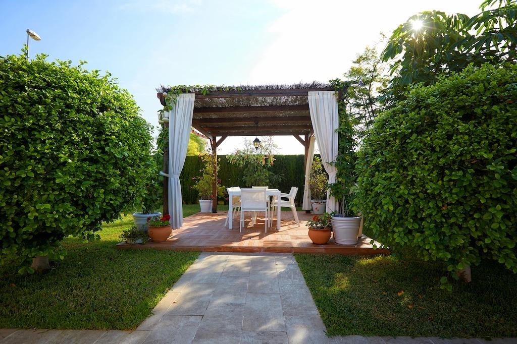 Master bedroom in villa for sale in Rojales