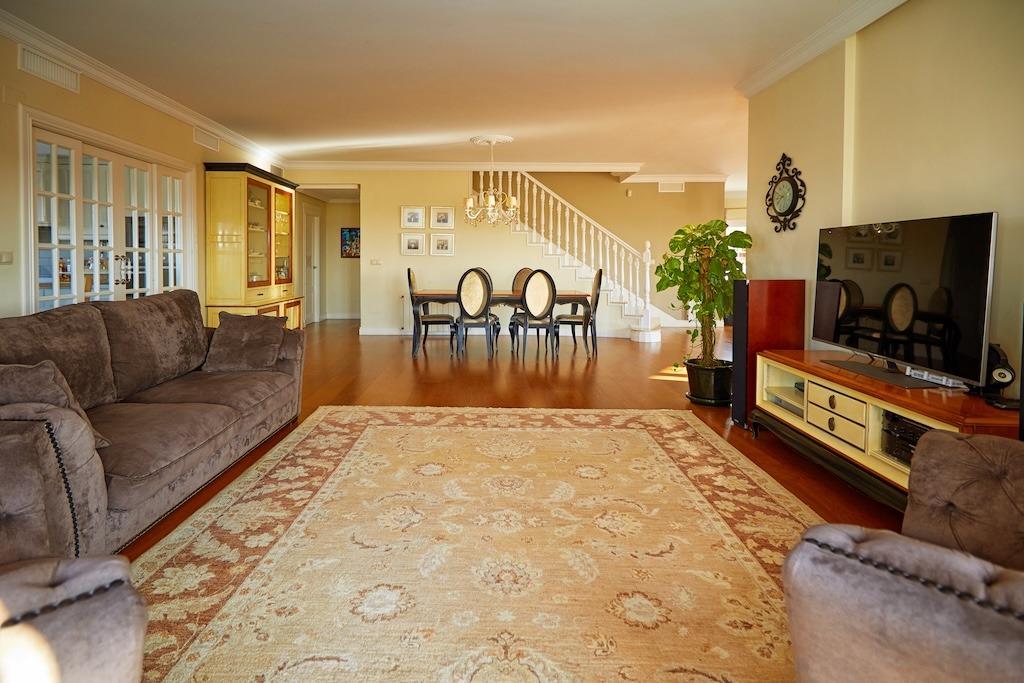 Pool area in villa for sale in Rojales