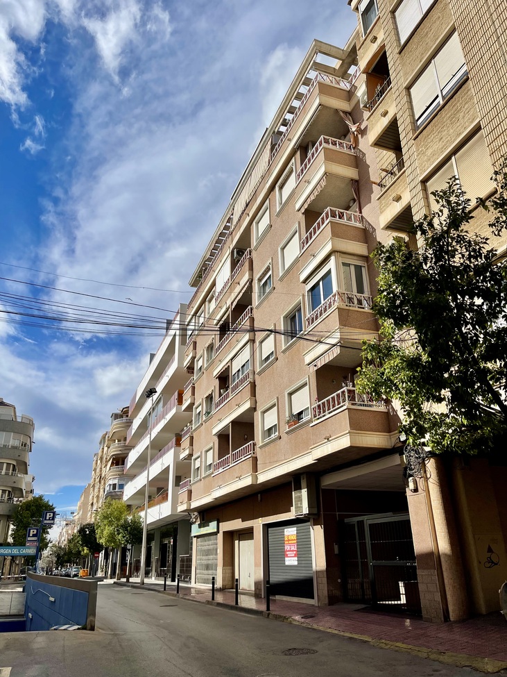 DESCRIPTIONSouth‑Facing Penthouse with Terrace, Garage & Storage in the Heart of TorreviejaA fantast