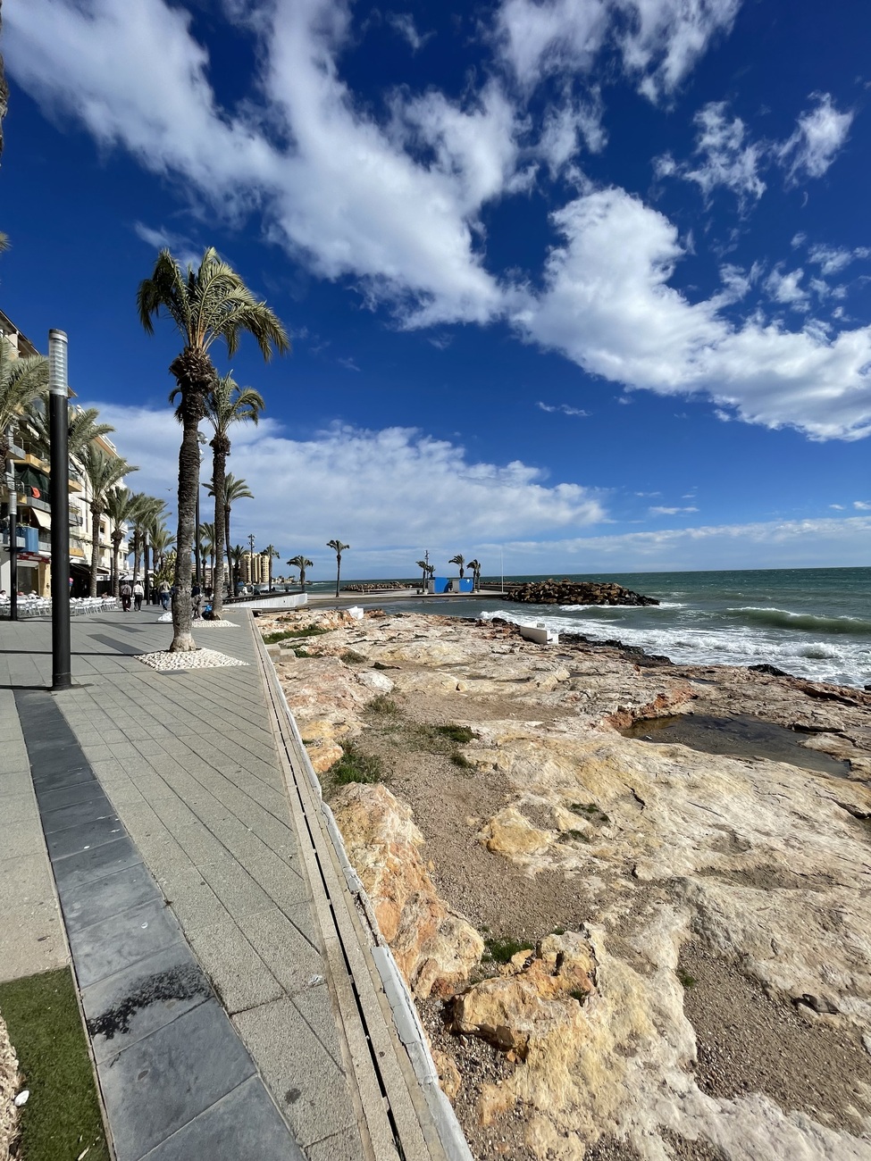 DESCRIPTIONSouth‑Facing Penthouse with Terrace, Garage & Storage in the Heart of TorreviejaA fantast