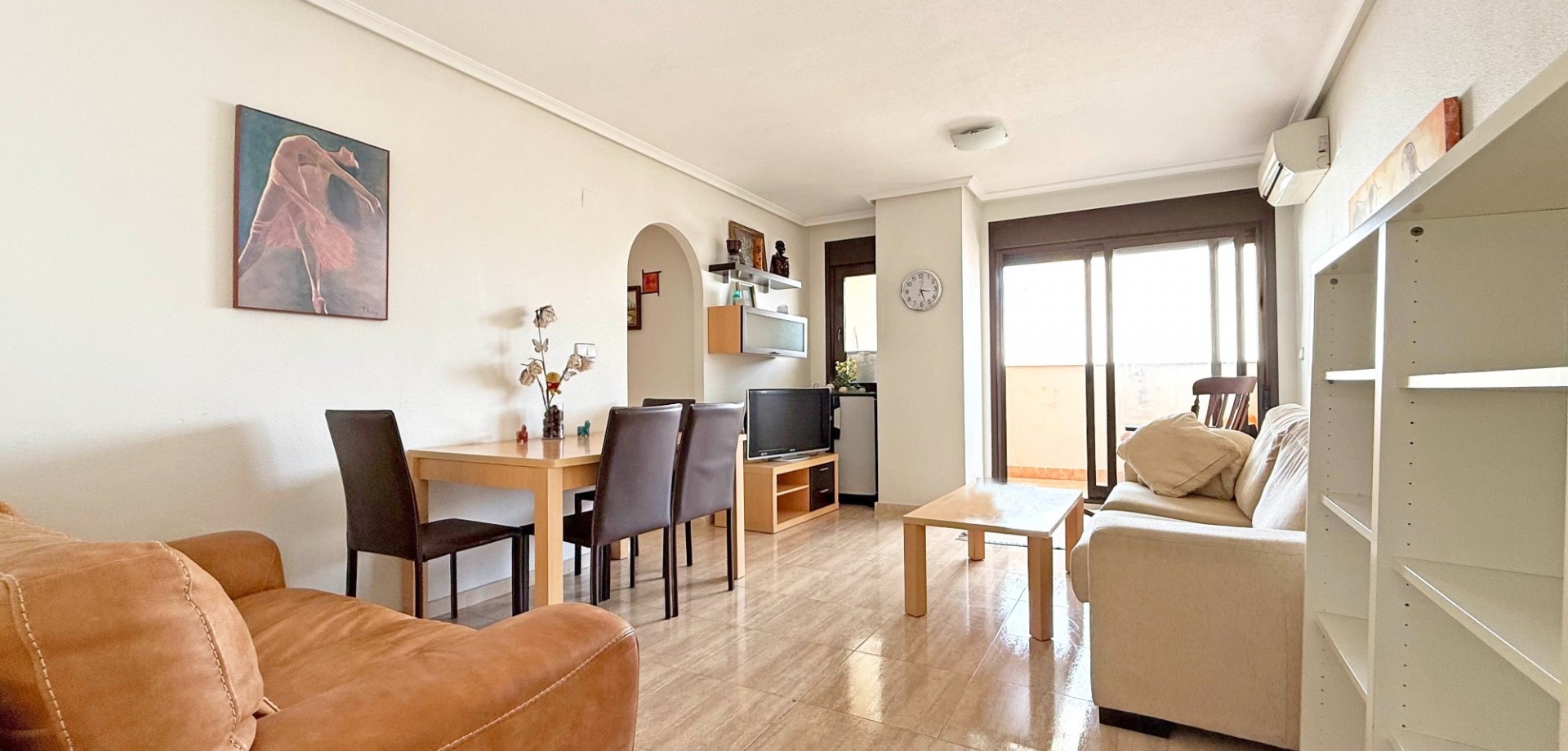 Welcome to this bright and spacious 4th floor apartment located in the heart of Torrevieja, just a s