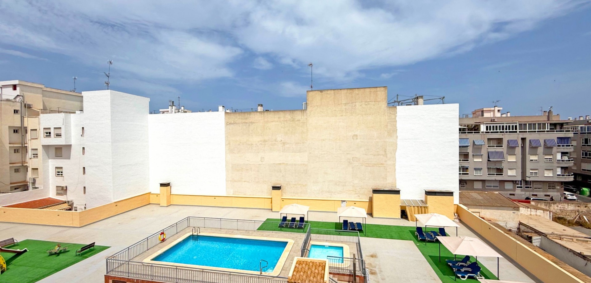 Welcome to this bright and spacious 4th floor apartment located in the heart of Torrevieja, just a s