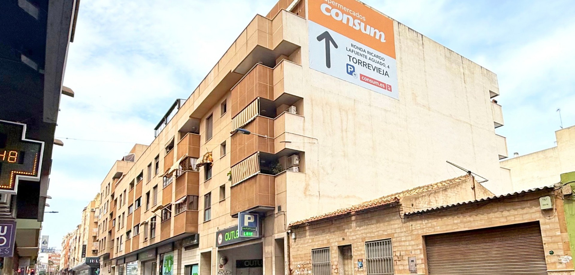 Welcome to this bright and spacious 4th floor apartment located in the heart of Torrevieja, just a s