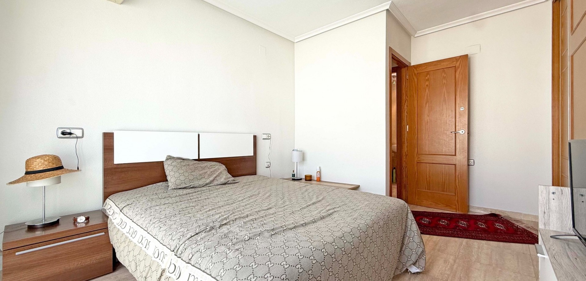 Welcome to this bright and spacious 4th floor apartment located in the heart of Torrevieja, just a s