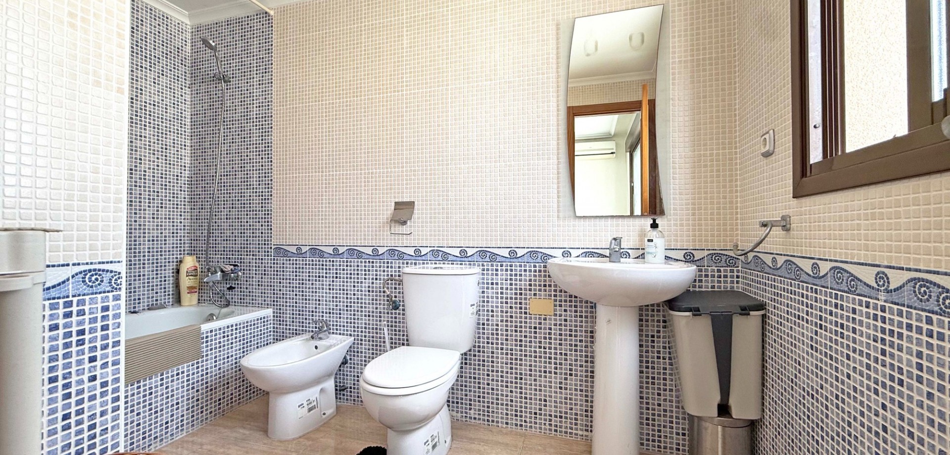 Welcome to this bright and spacious 4th floor apartment located in the heart of Torrevieja, just a s