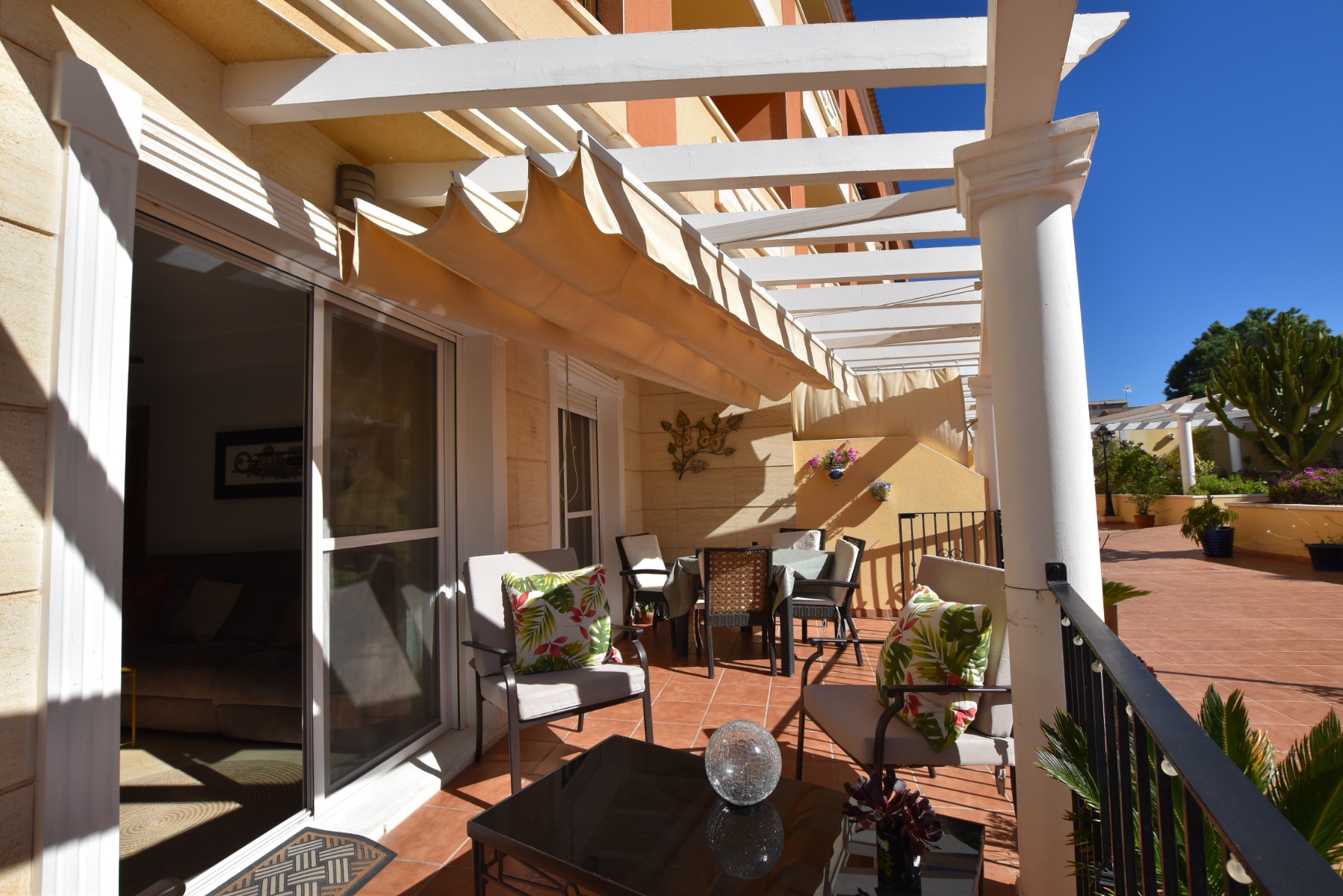 Master bedroom in apartment for sale in Algorfa