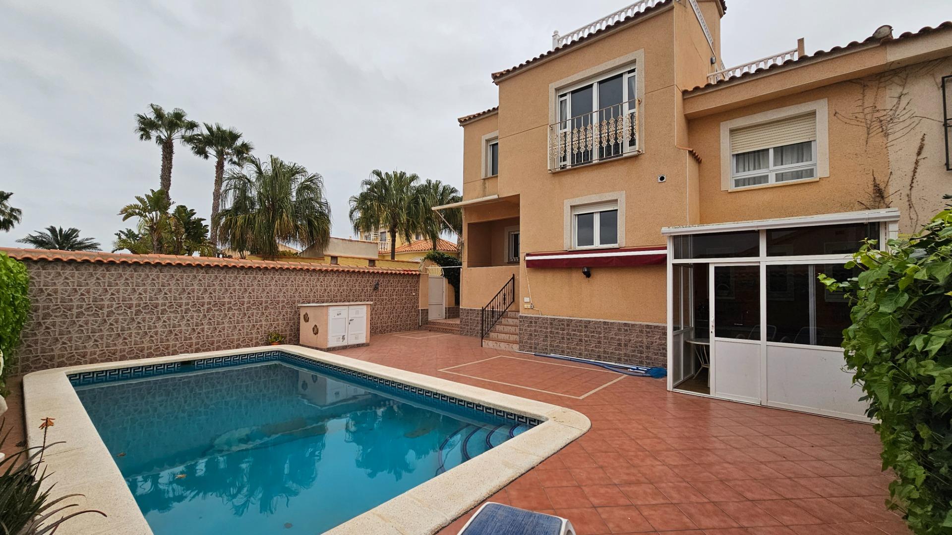 Spacious 3-bedroom house with 3 bathrooms, built on a 420 m² plot, featuring a separate garage, priv