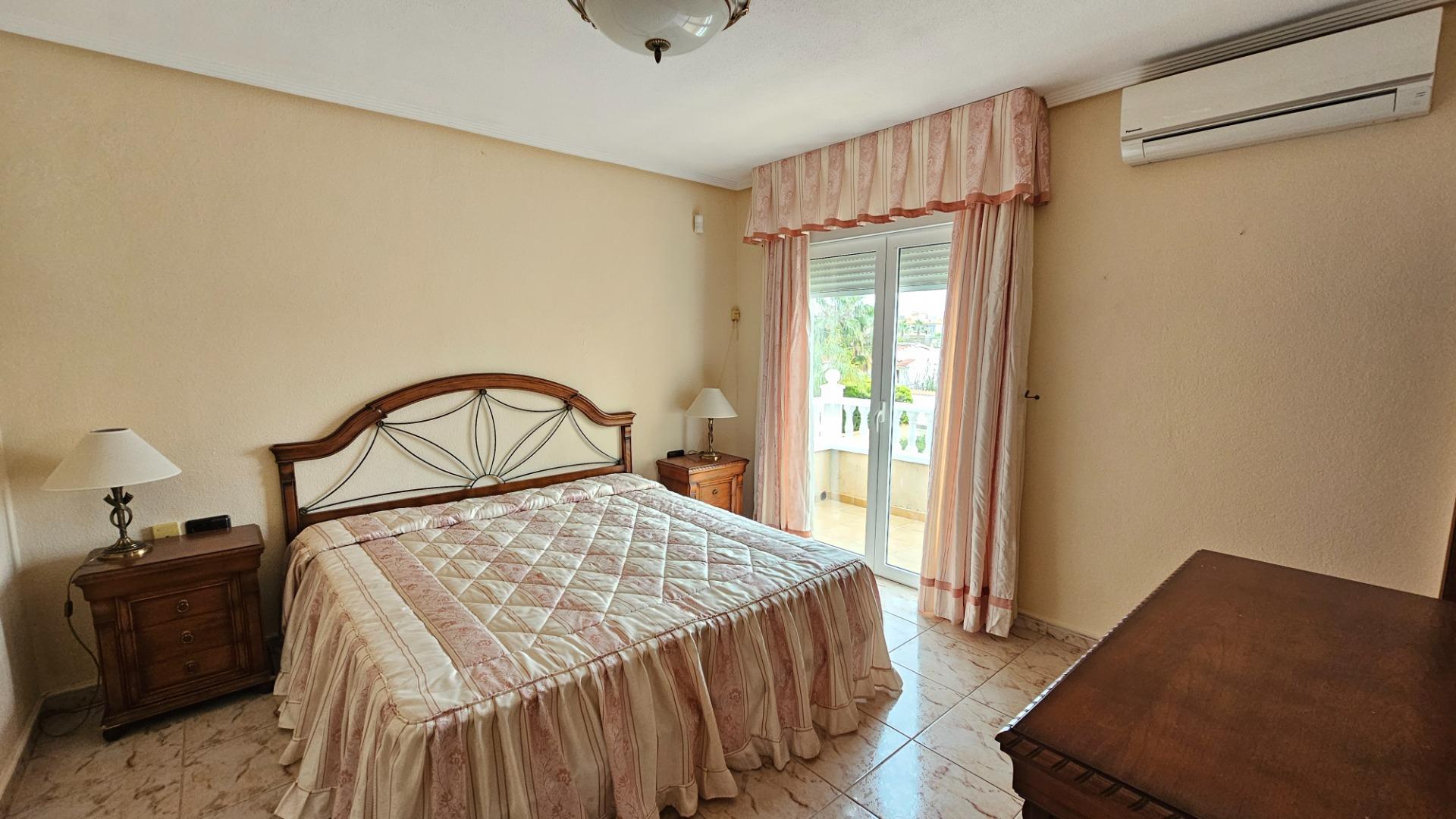 Bedroom in villa for sale in Torrevieja