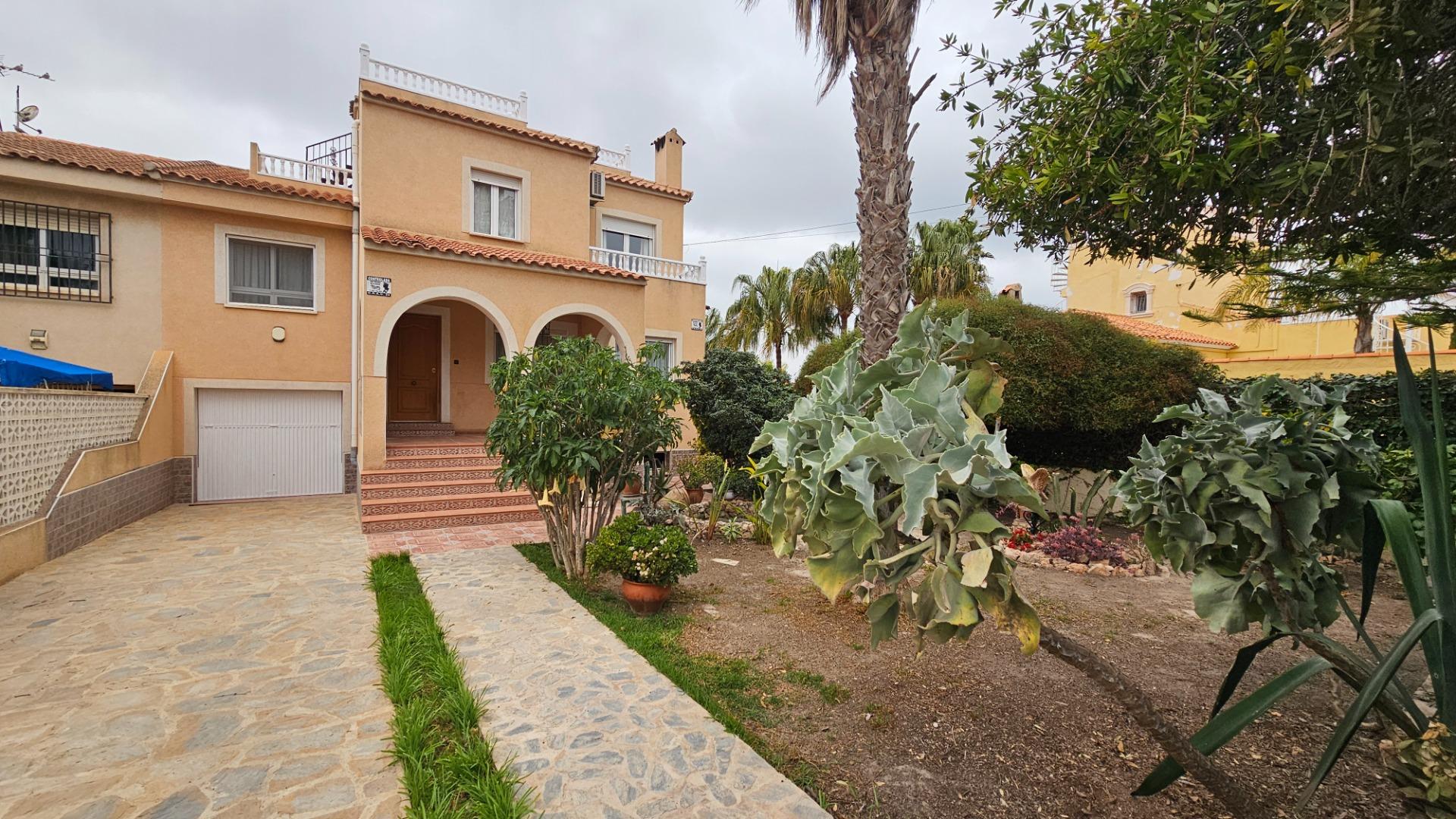 Spacious 3-bedroom house with 3 bathrooms, built on a 420 m² plot, featuring a separate garage, priv