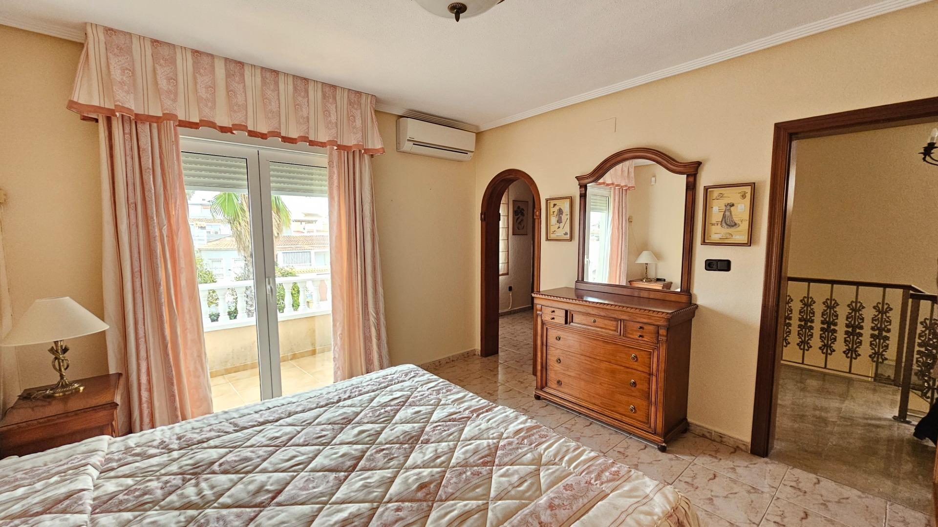 Master bedroom in villa for sale in Torrevieja