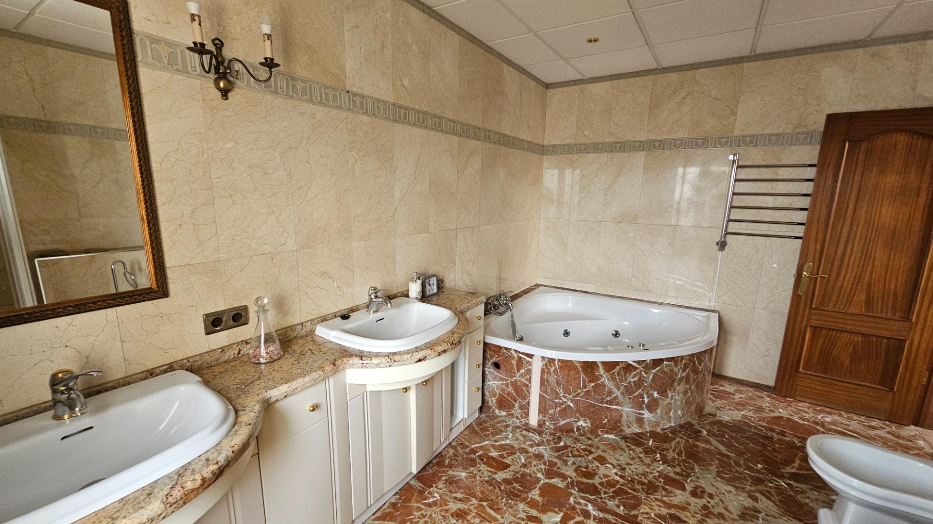 Bathroom in villa for sale in Torrevieja
