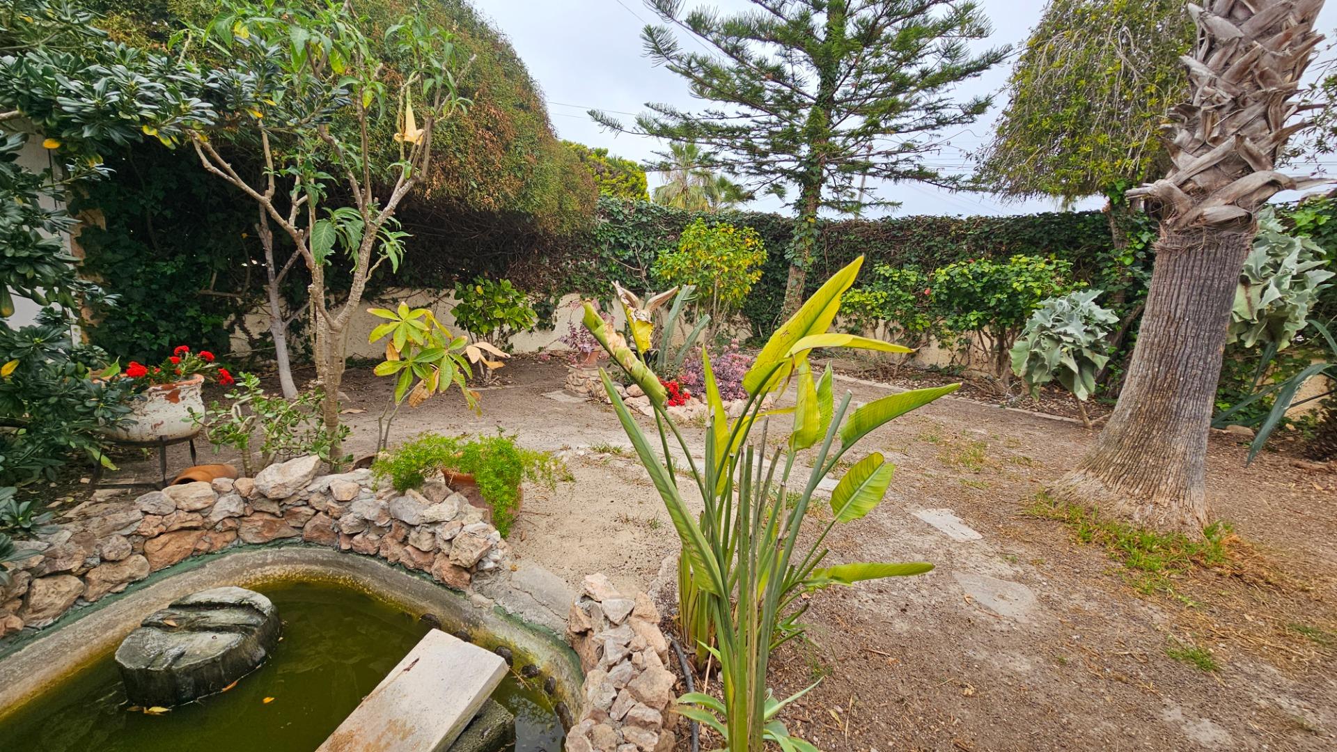 Spacious 3-bedroom house with 3 bathrooms, built on a 420 m² plot, featuring a separate garage, priv