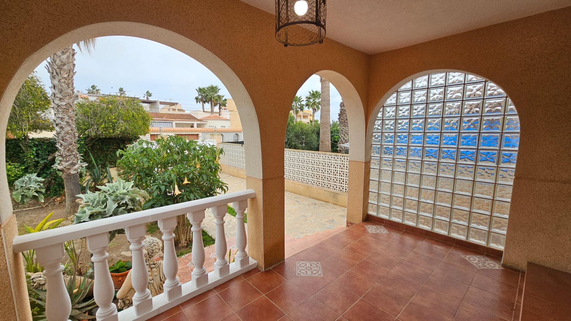 Spacious 3-bedroom house with 3 bathrooms, built on a 420 m² plot, featuring a separate garage, priv