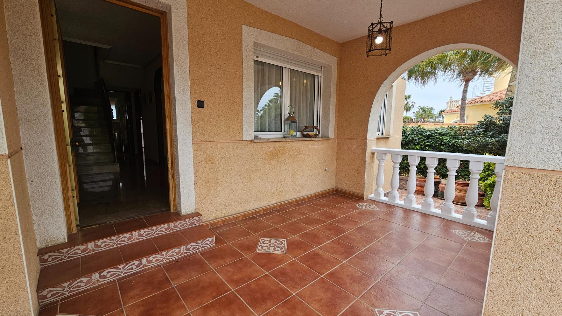 Spacious 3-bedroom house with 3 bathrooms, built on a 420 m² plot, featuring a separate garage, priv