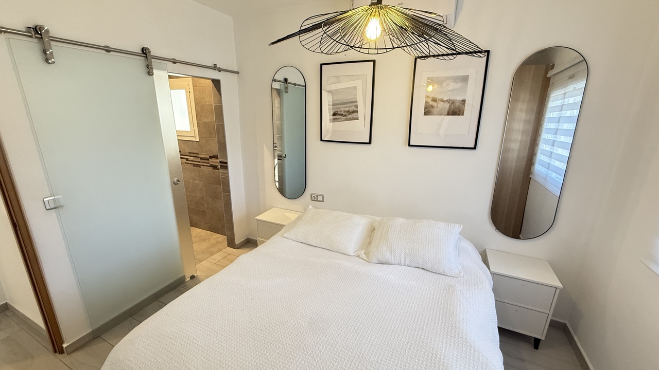 Master bedroom in villa for sale in Villamartin