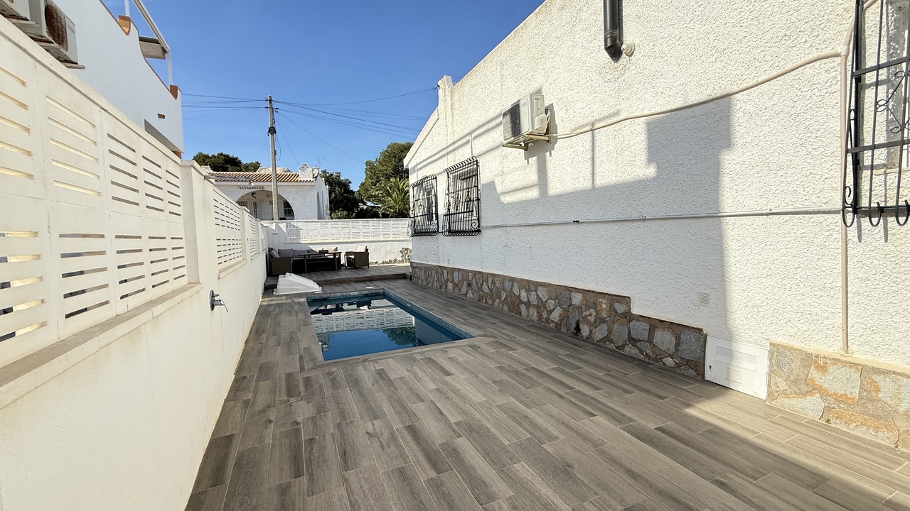 Terrace in villa for sale in Villamartin