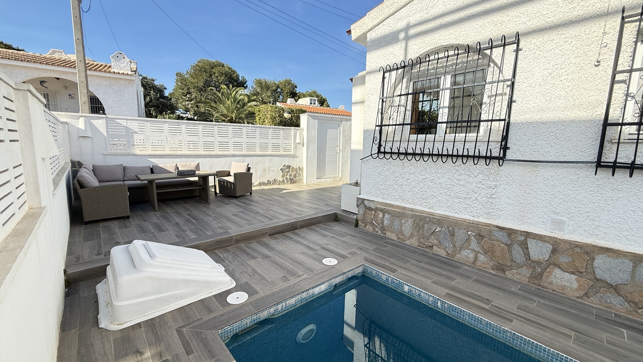 Garden in villa for sale in Villamartin