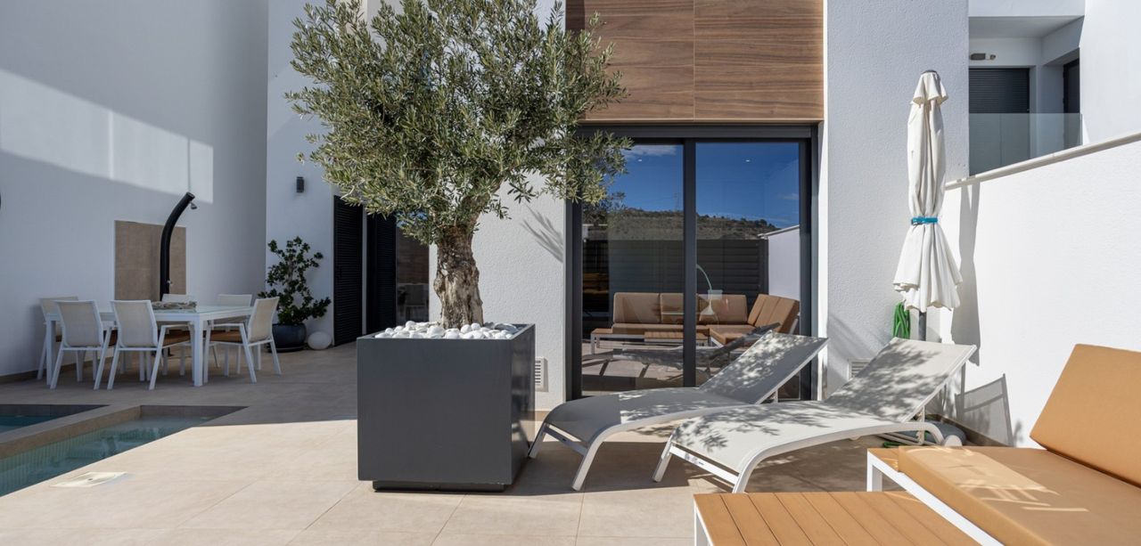 Pool area in villa for sale in Benijofar