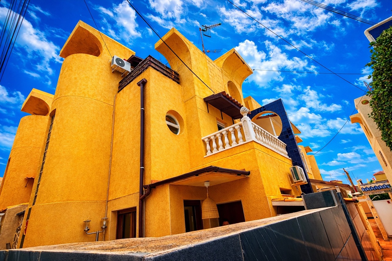 Discover this beautifully renovated townhouse in the heart of Torrevieja, just a 2-minute walk from