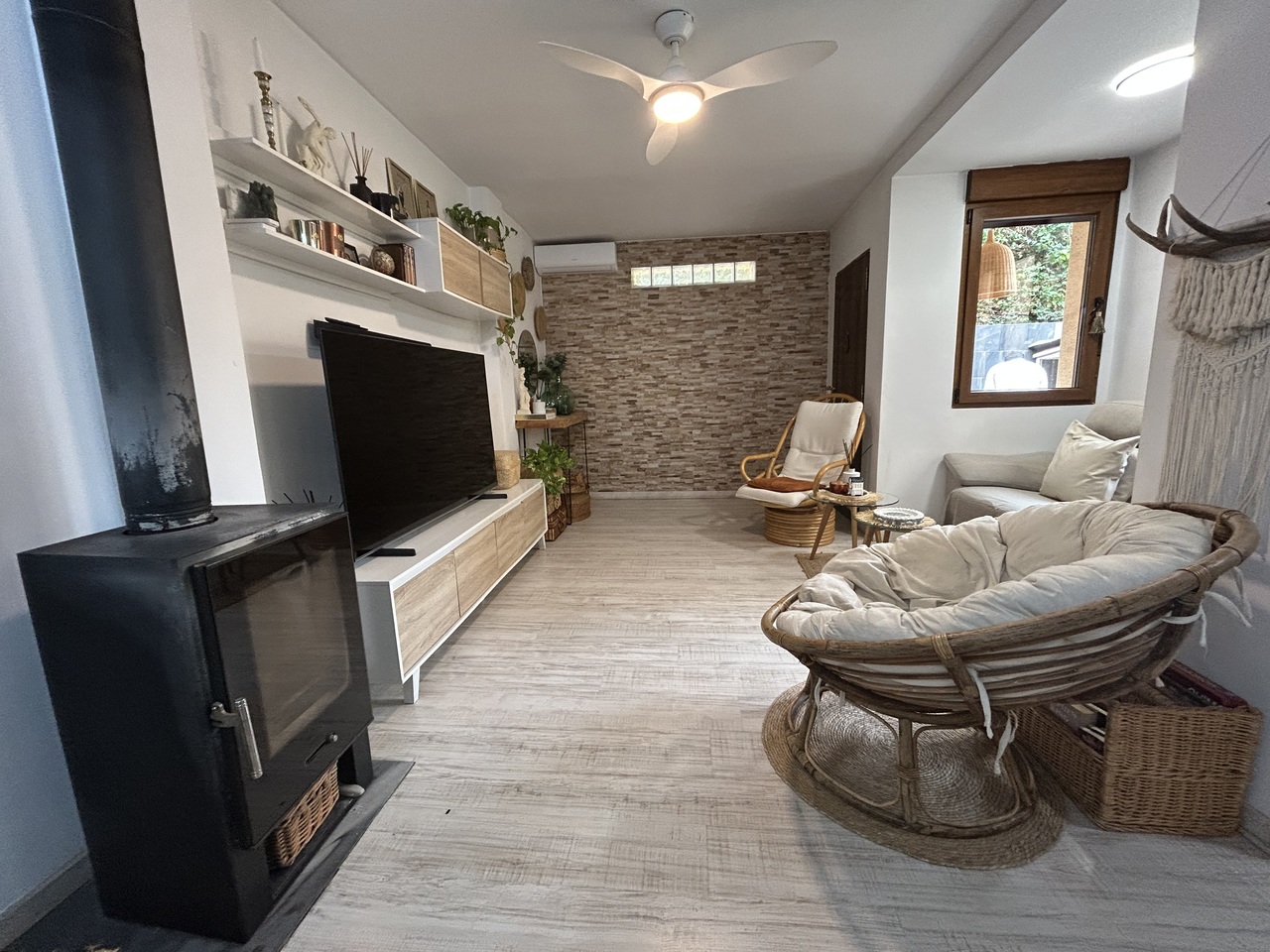 Discover this beautifully renovated townhouse in the heart of Torrevieja, just a 2-minute walk from