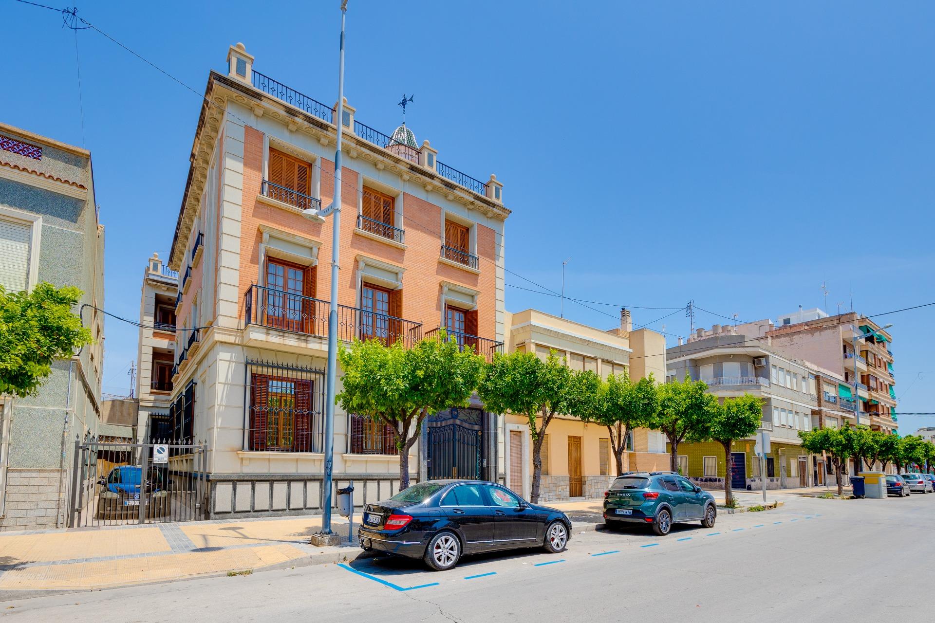 We present a unique property—a dream mansion in the heart of Callosa de Segura that combines history