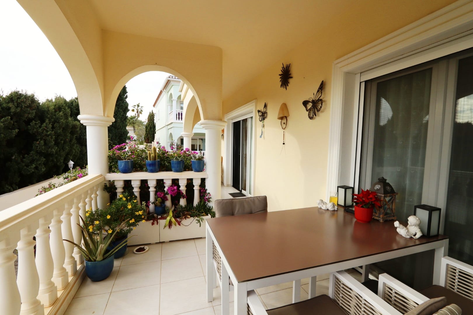 This elegant two-bedroom apartment is located in a renowned and exclusive resort on the beloved Cost