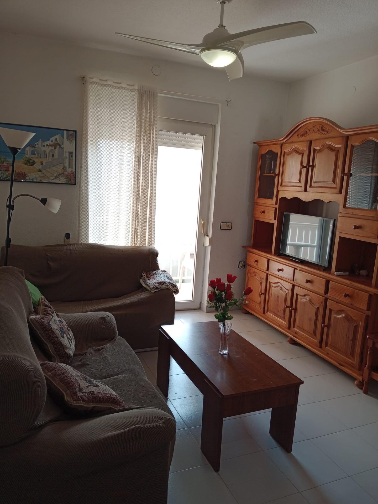 Discover this charming apartment located in the sought-after Playa del Cura area of Torrevieja