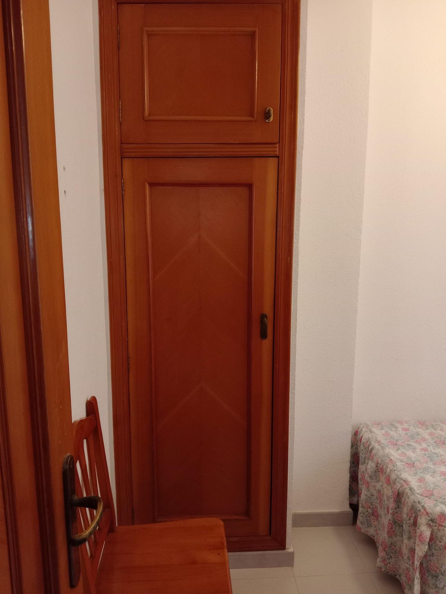 Discover this charming apartment located in the sought-after Playa del Cura area of Torrevieja